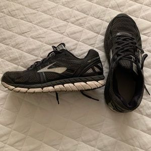 Selling my Brooks 16’ Beast running shoes!